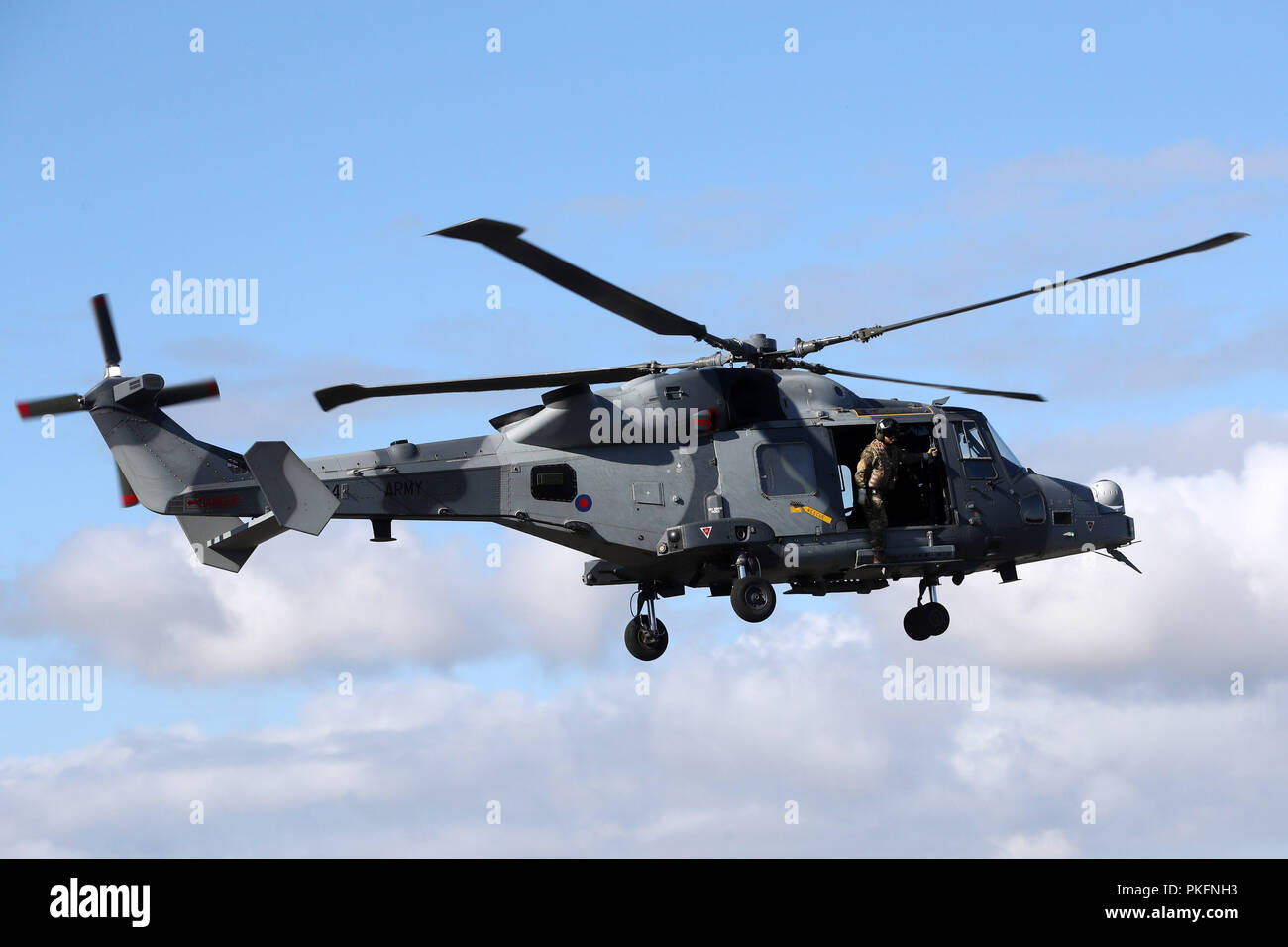 Le duc de Sussex (pas vu) arrive dans un hélicoptère AH1 wildcat avec le 847 Naval Air Squadron au cours d'une visite au Centre d'Entraînement Commando des Royal Marines à Lympstone, Devon. Banque D'Images