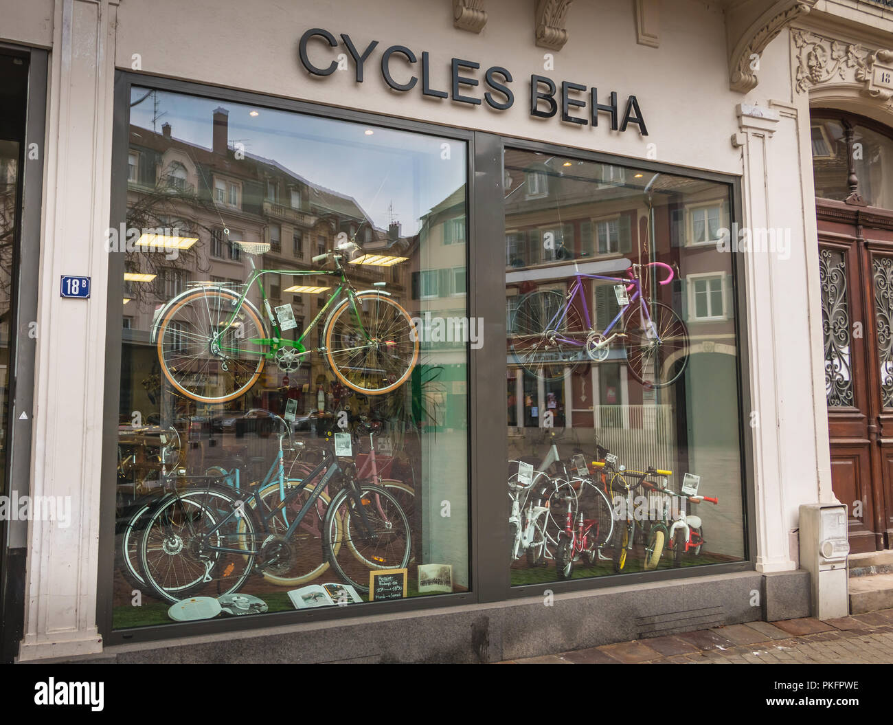 Mulhouse, France - 23 décembre 2017 : Vitrine d'un magasin de vélo dans le centre-ville par une journée d'hiver Banque D'Images