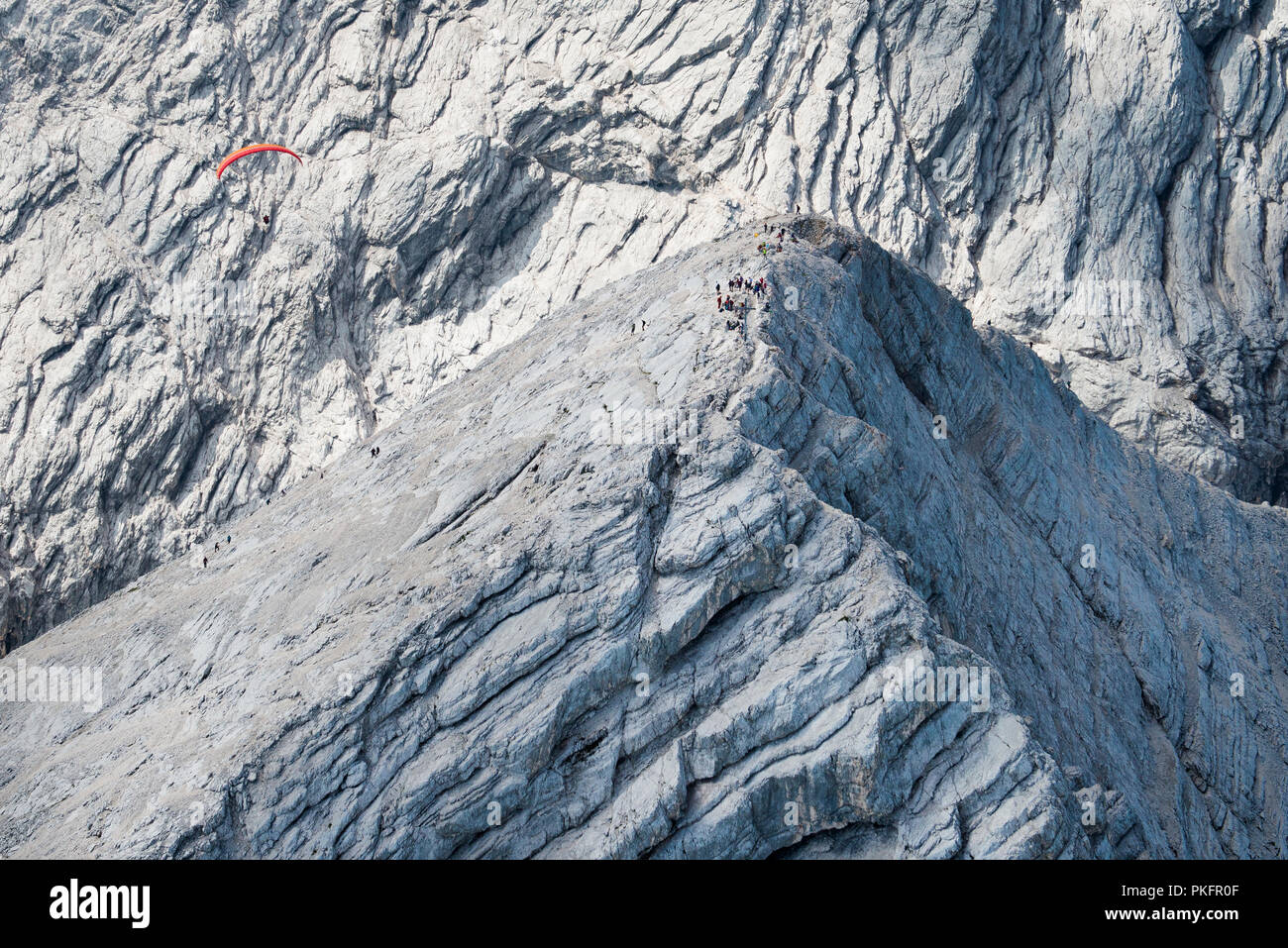 Sommet de l'Alpspitze dans les montagnes de Wetterstein avec les alpinistes en face de l'Hochblassen ferrata, escalade en cordée trail Banque D'Images