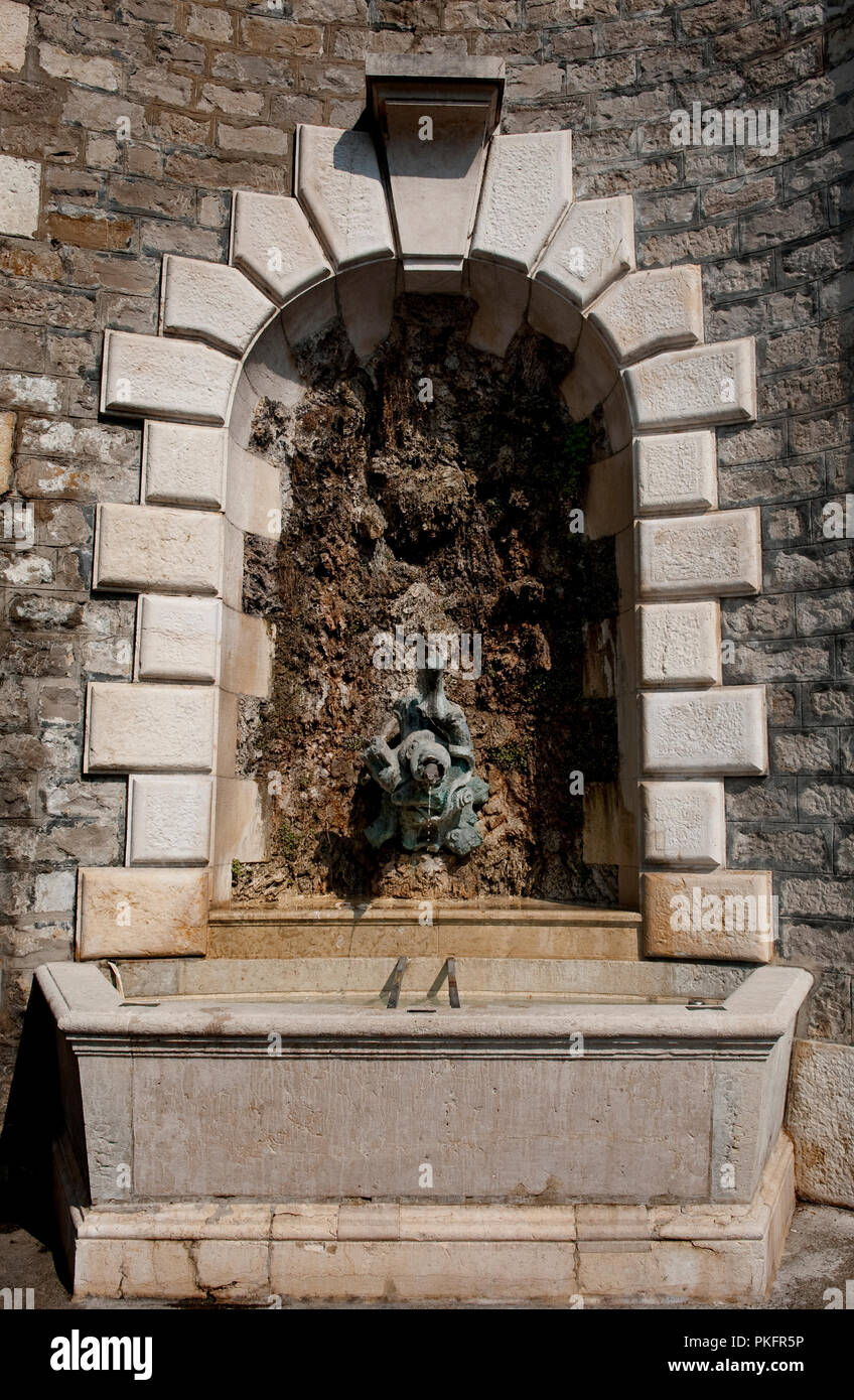 Une fontaine dans la Rue de Saint-Léger à Genève (Suisse), 16/04/2010 Photo  Stock - Alamy
