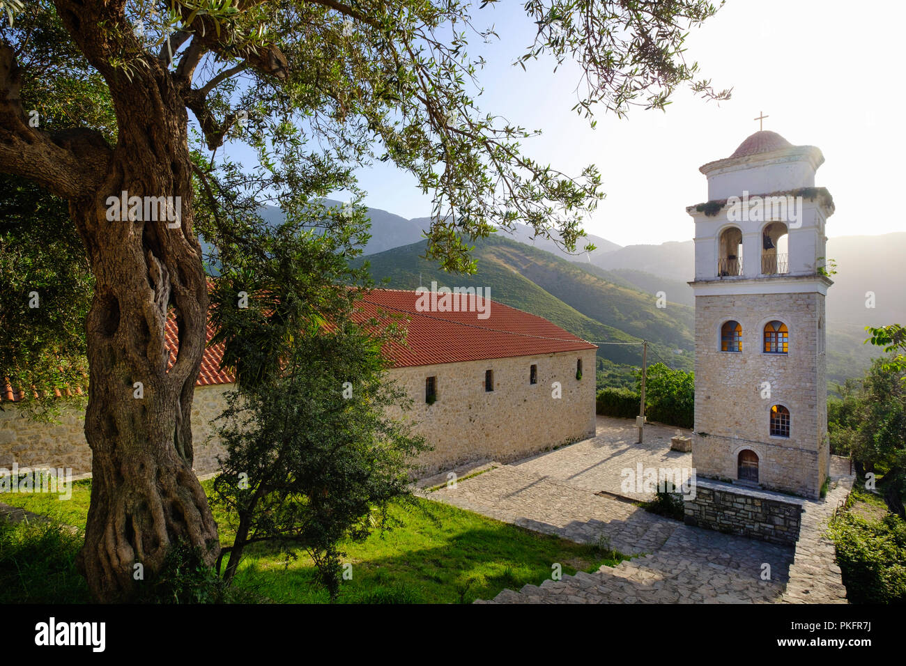 L'église All Saints orthodoxes avec beffroi, vieux village de montagne de Himara, Qark Vlora, Himarë se trouve, l'Albanie Banque D'Images