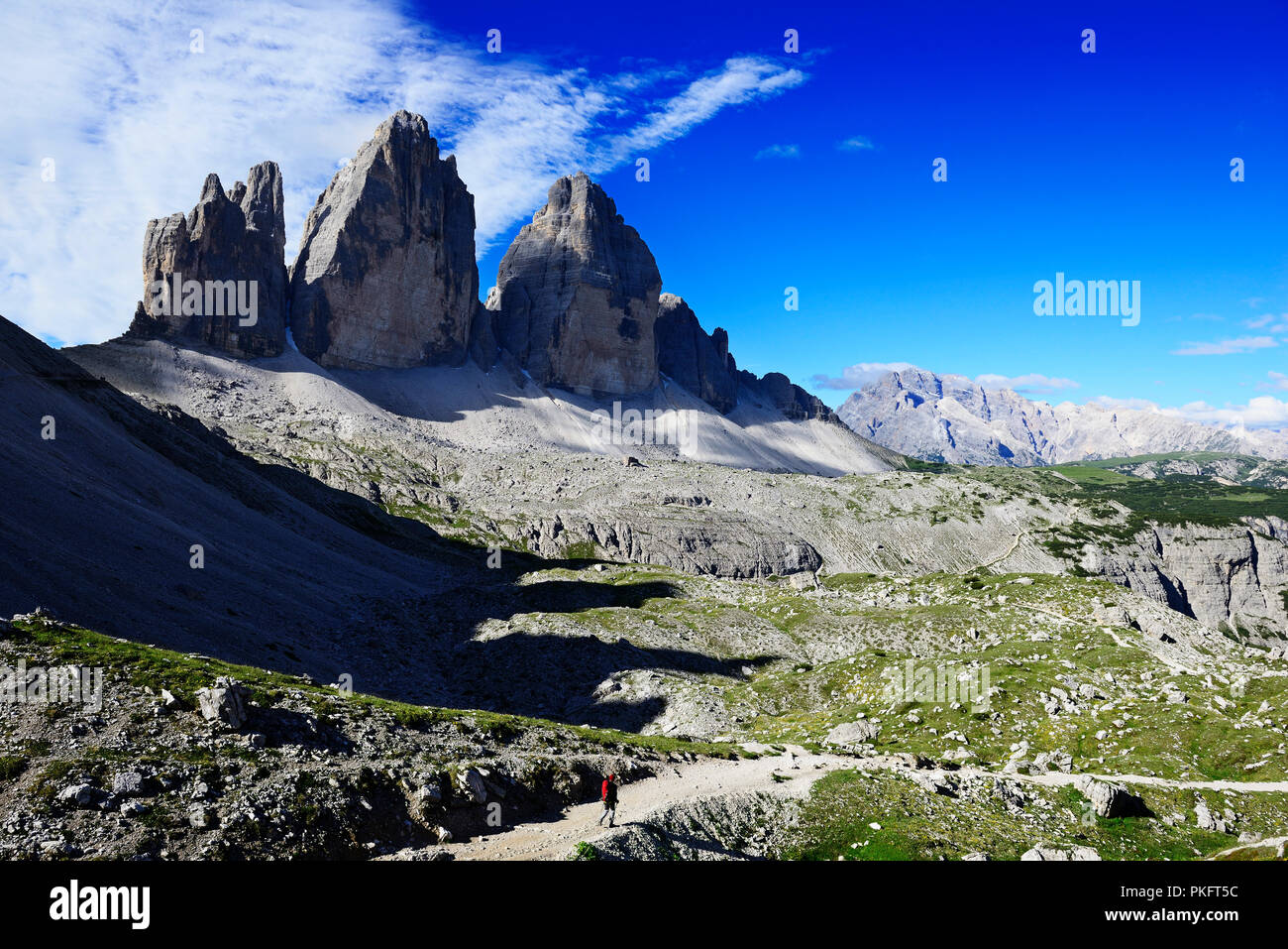 Randonneur au-dessous de la cabane alpine à l'avant du nord de l'enceinte de la Trois Cimes de Lavaredo, Dolomites de Sesto, Alta Pusteria Banque D'Images