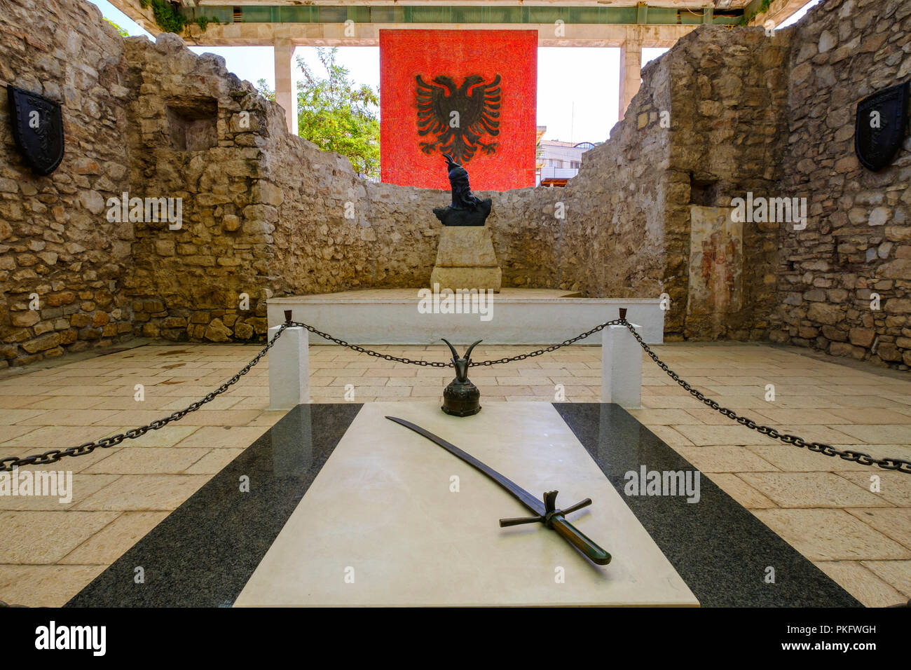 Memorial, des répliques de Skanderbeg, épée et un casque, Skanderbegs Lezha, Lezhë, Qark, Lezha Albanie Banque D'Images