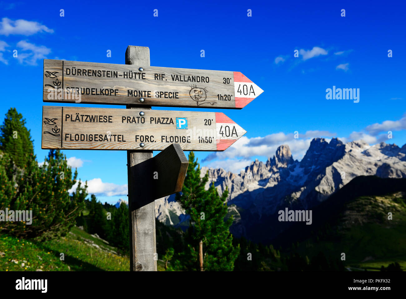 Enseigne sur la Piazza Prato sur le chemin à l'Dürrenstein, dans l'arrière du sommet du Monte Cristallo, Dolomites de Sexten Banque D'Images
