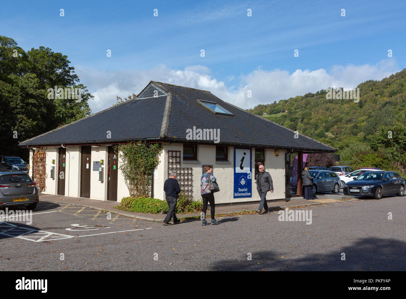 Le Centre d'information touristique et de toilettes publiques dans le parking à Drumnadrochit, principale région des Highlands, Ecosse, Royaume-Uni Banque D'Images