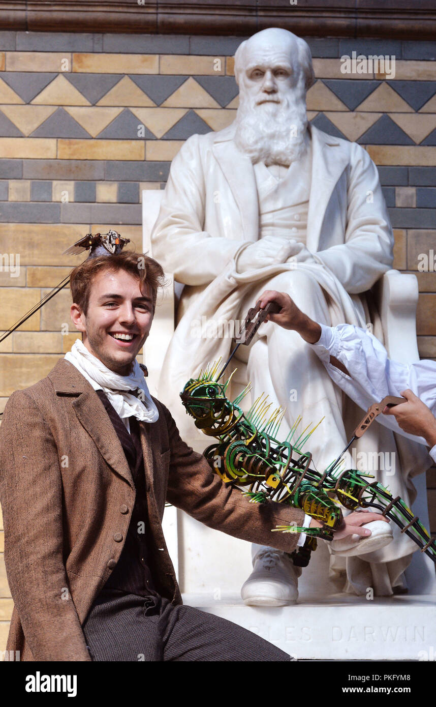 Bradley Foster qui dépeint Charles Darwin, avec un iguane Marionnette Marionnette et finch au Natural History Museum de Londres pour célébrer l'ouverture d'un nouveau théâtre d'accueillir la première européenne de l'ensemble de la Terre. Banque D'Images