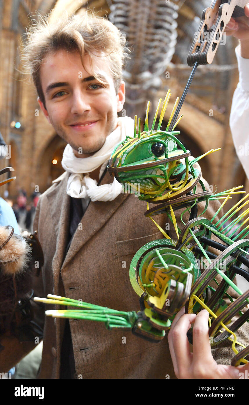 Bradley Foster qui dépeint Charles Darwin, avec une marionnette Iguana au Natural History Museum de Londres pour célébrer l'ouverture d'un nouveau théâtre d'accueillir la première européenne de l'ensemble de la Terre. Banque D'Images