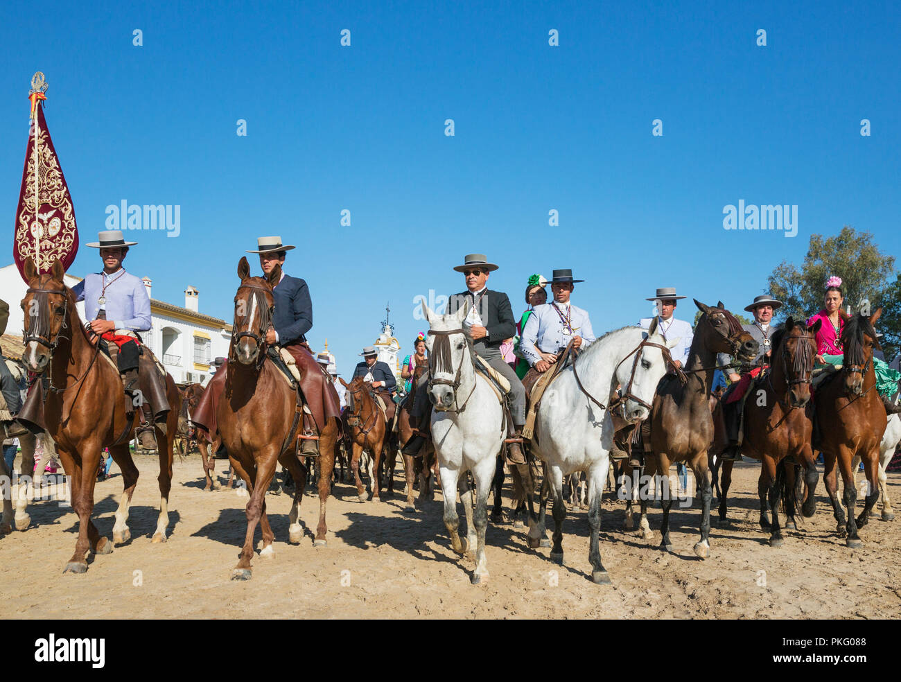 Les gens en vêtements traditionnels de l'équitation, la Pentecôte pèlerinage d'El Rocio, province de Huelva, Andalousie, Espagne Banque D'Images