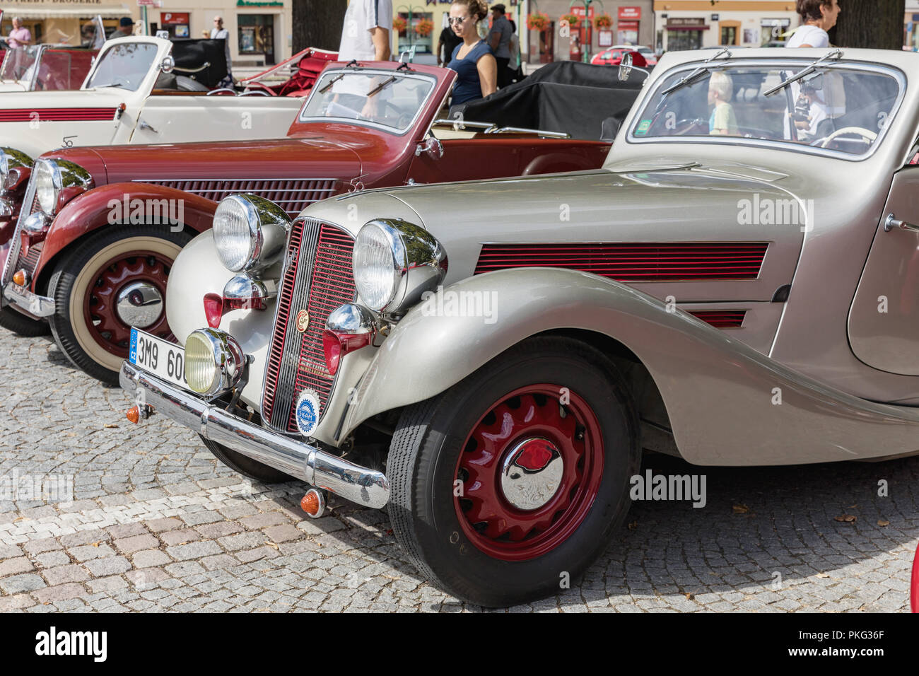 VYSOKE MYTO, RÉPUBLIQUE TCHÈQUE - 09 septembre. En 2018. Voiture historique Praga Piccolo, 1938 voiture exposée sur la place à Vysoke Myto. Banque D'Images