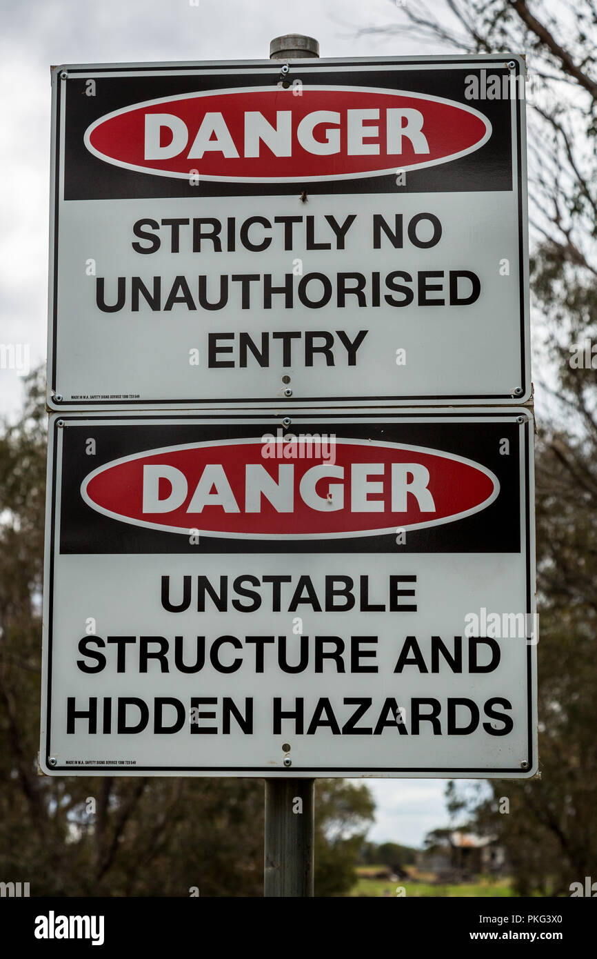 Les signes de danger pas d'entrée structure instable et dangers cachés Banque D'Images