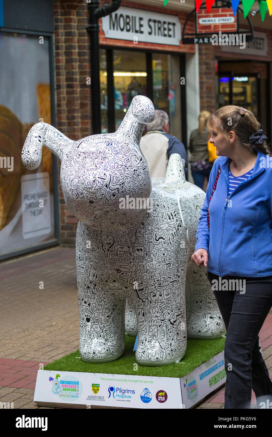 Ashford, Kent, UK. 13 Sep, 2018. Parrainé par les entreprises locales, les groupes et les partenaires de l'éducation la sculpture Snowdog's sont disséminés dans la ville et chaque chien est unique, avec son propre nom, la conception et la personnalité. Le sentier sera à l'affiche pendant 10 semaines à partir du 12 septembre 2018 au 18 novembre 2018. Monsieur doodle snowdog sur l'affichage dans le centre-ville d'Ashford. © Paul Lawrenson, 2018 Crédit : Paul Lawrenson /Alamy Live News Banque D'Images