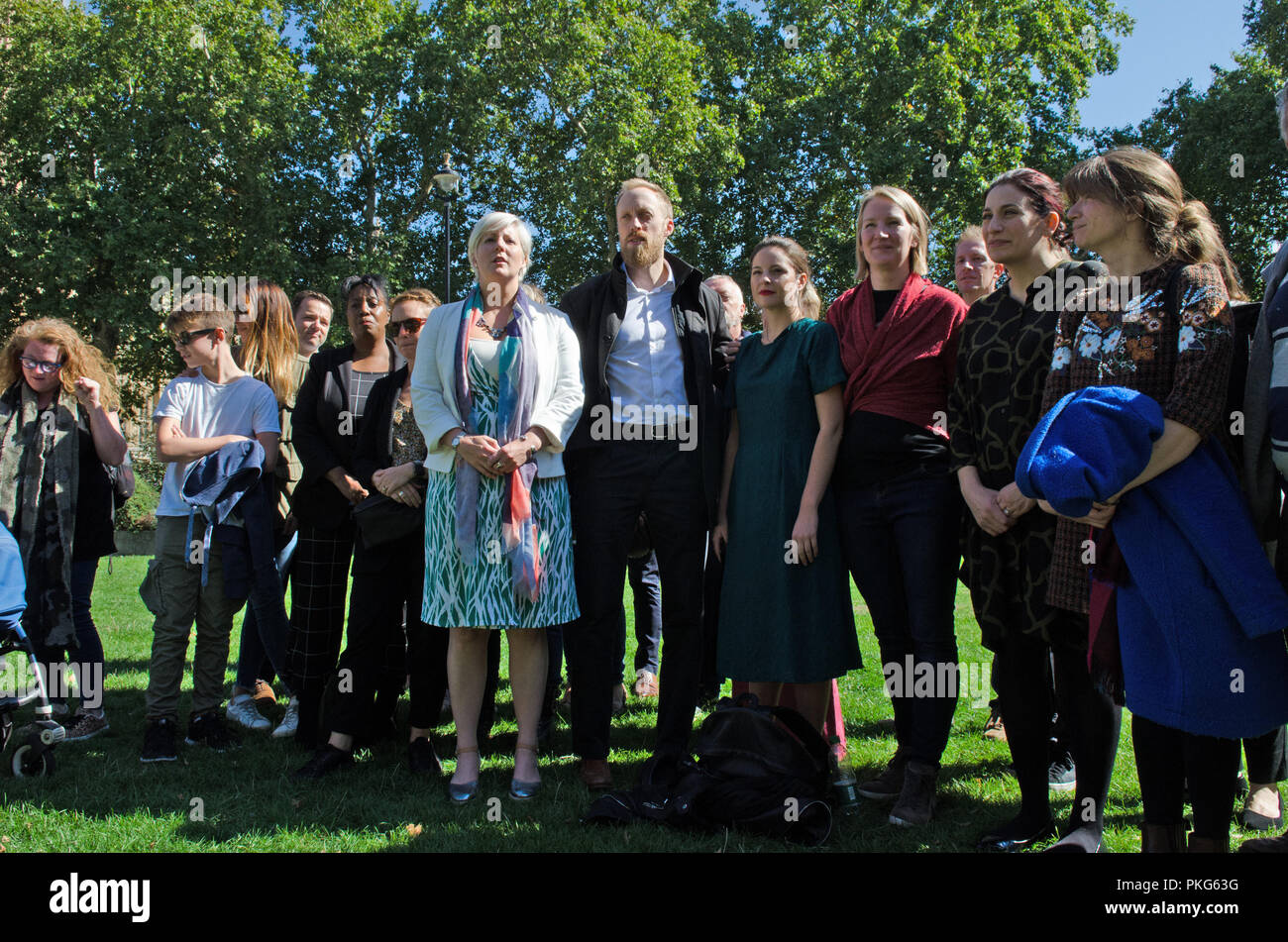 Londres, Royaume-Uni. 13 septembre, Londres. Les amis et la famille de Kweku Adoboli ghanéen inscrivez-vous son lecteur MP Hannah Bardell (Livingstone) de demander au ministre de l'intérieur de cesser son expulsion imminente. L'ex-banquier d'UBS a été reconnu coupable d'une fraude de 1,4 milliard € en 2012. Près de 100 députés et 18 MSPs ont signé une lettre s'opposant à son expulsion. Credit : PjrFoto/Alamy Live News Banque D'Images