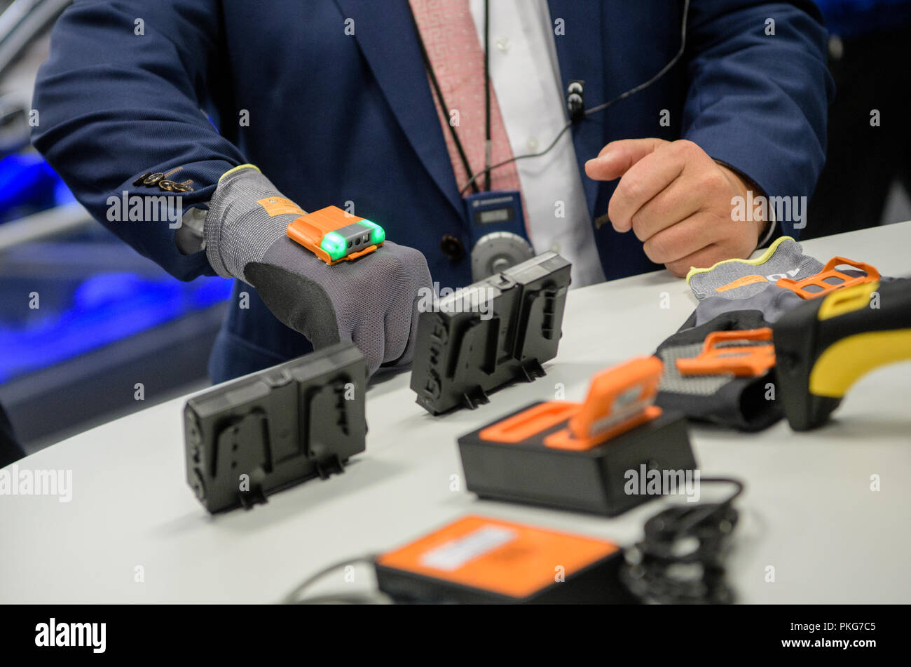 Tübingen, Bavière. 13 Sep, 2018. 13 septembre 2018, l'Allemagne, Potsdam : Franz Pschierer (CSU), le ministre bavarois de l'économie, tente un gant avec un scanner à main lors d'une visite à l'usine BMW. Avec 17500 employés et 360 000 véhicules par an, l'usine BMW de Dingolfing est le plus grand site de production en Europe. Credit : Matthias Balk/dpa/Alamy Live News Banque D'Images