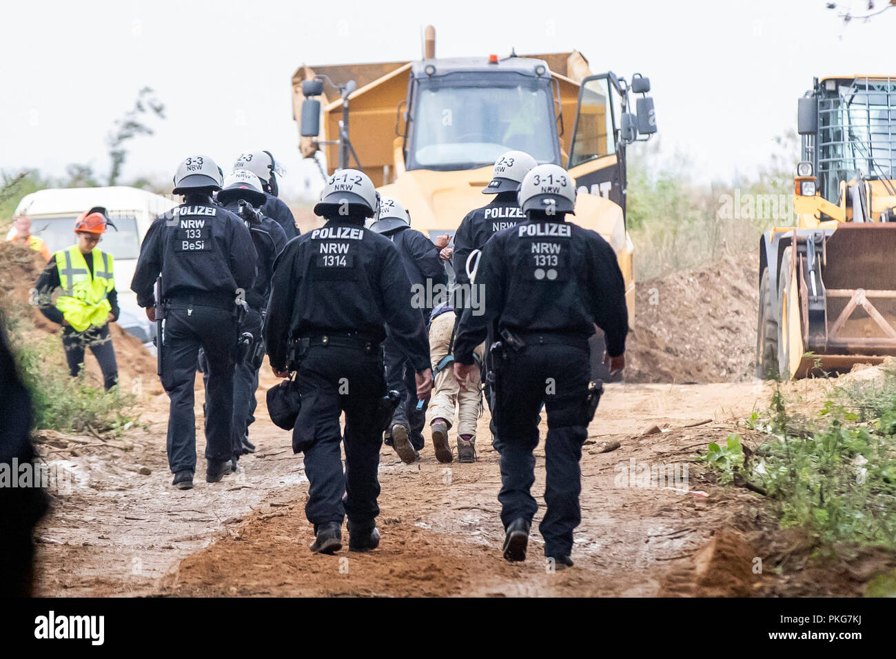 13 septembre 2018, en Rhénanie du Nord-Westphalie, Morschenich : 13 septembre 2018, l'Allemagne, l'Morschenich : Police prend un militant en garde à vue. Avec une présence policière massive, les autorités de la zone d'exploitation du lignite de Hambach Forest ont commencé à effacer les militants environnementaux' des barricades. Photo : Marcel Kusch/dpa Banque D'Images