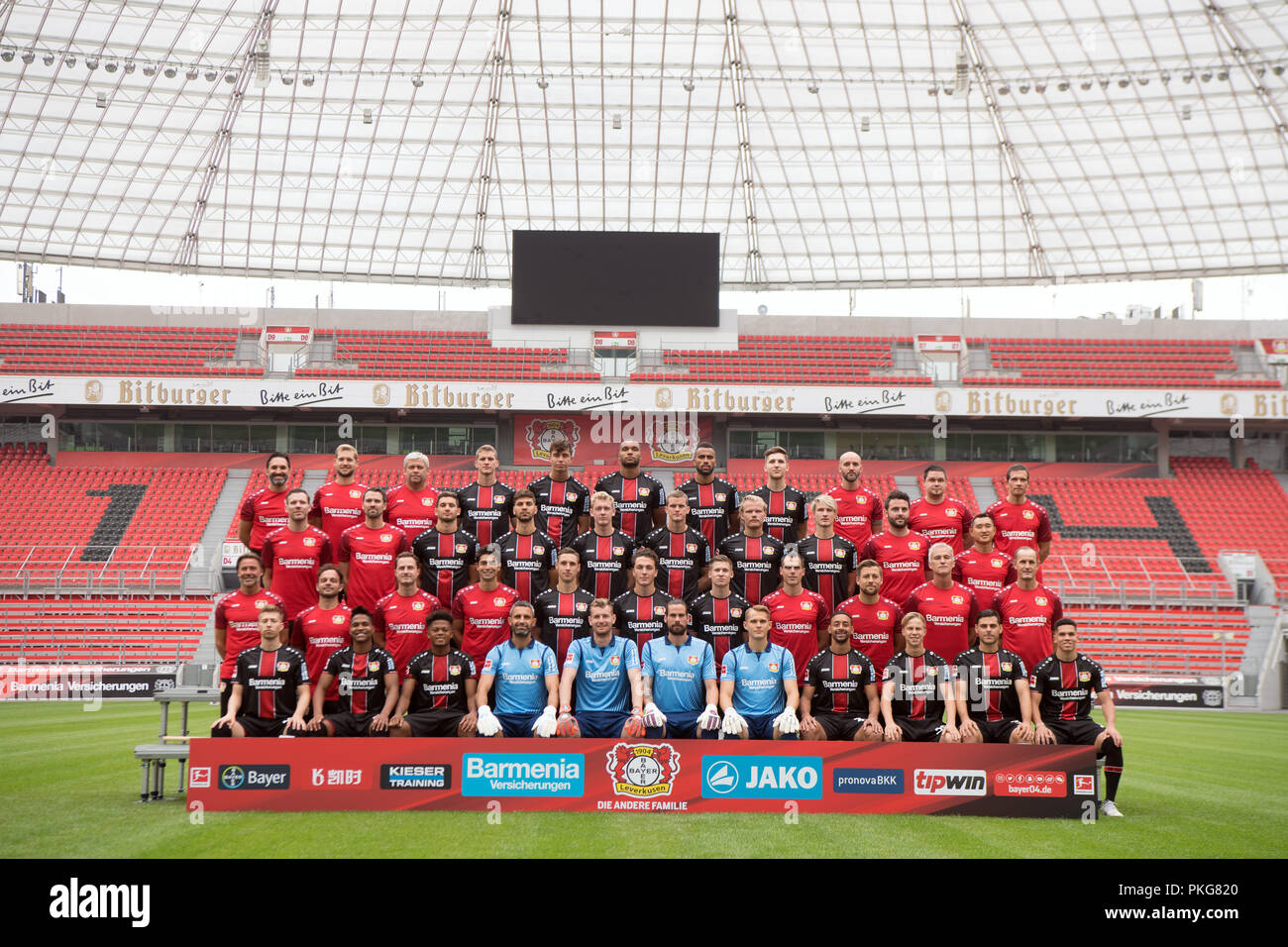 13 septembre 2018, en Rhénanie du Nord-Westphalie, Leverkusen : 13 septembre 2018, l'Allemagne, Leverkusen : l'équipe de Bayer Leverkusen04 s'est positionnée dans la BayArena pour la photo de l'équipe : rangée arrière de gauche à droite : M. Burak Yildirim, Sven Elsinger, Stephan, Stephan Hartner, Lars Bender, Kai Havertz, Jonathan Tah, Isaac Kiese Thelin, Panagiotis Retsos, Christian Beckers, Martin Kowatzki, Markus Irmer. Troisième ligne de la partie gauche : Lennart Coerdt, Simon Lackmann, Lucas Alario, Aleksander Casa Fiorita, Julian Brandt, Sven Bender, Joel Pohjanpalo, Tin Jedvaj, Manuel Schardt, Il-Han Yu Deuxième rangée de gauche : Hans- Banque D'Images