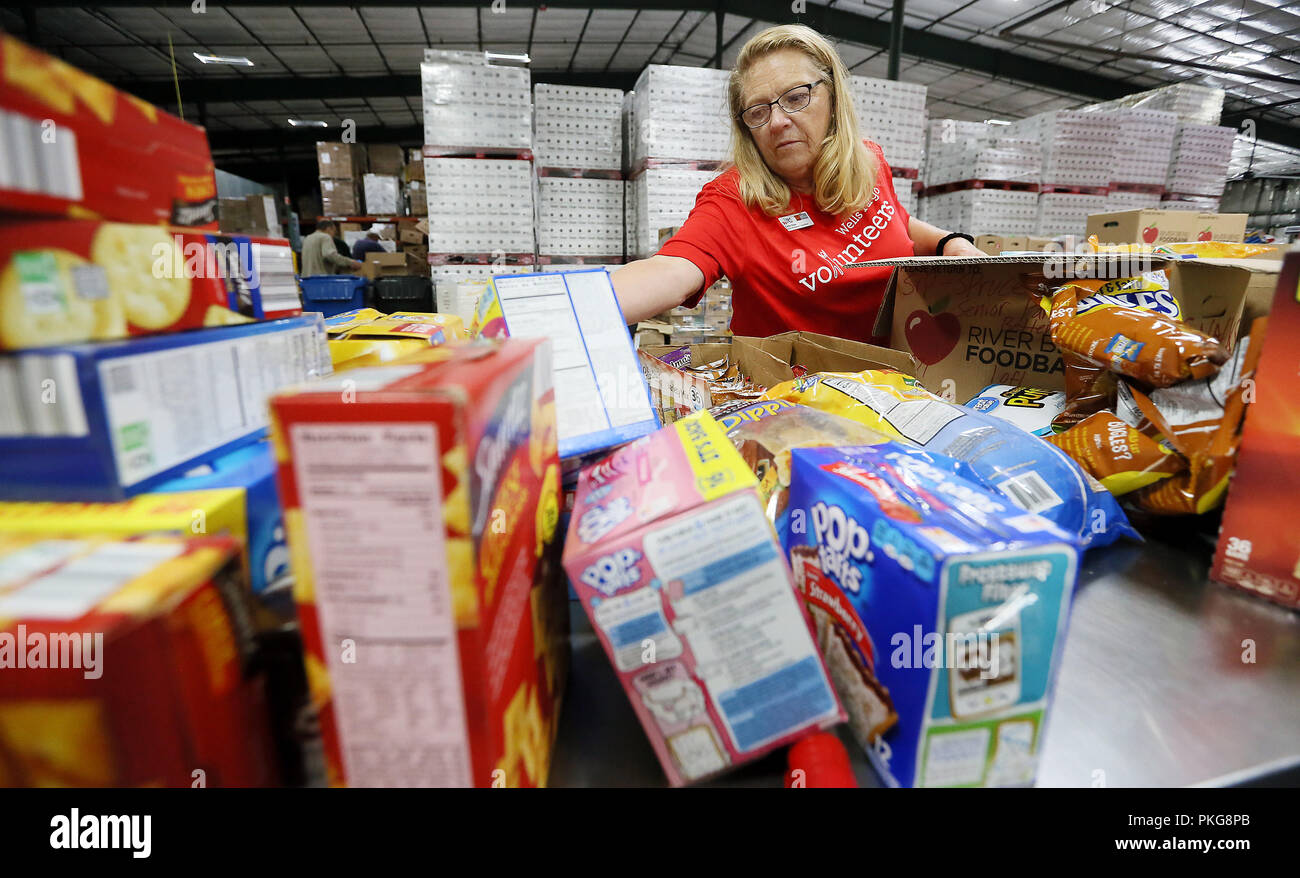 Davenport, Iowa, États-Unis. 13 Sep, 2018. Cathy Stiles un volontaire de la Wells Fargo sortes par pliages et fait don d'aliments de collation de l'épicerie au comptoir alimentaire River Bend dans Davenport Jeudi, 13 septembre 2018. Crédit : Kevin E. Schmidt/Quad-City Times/Quad-City Times/ZUMA/Alamy Fil Live News Banque D'Images