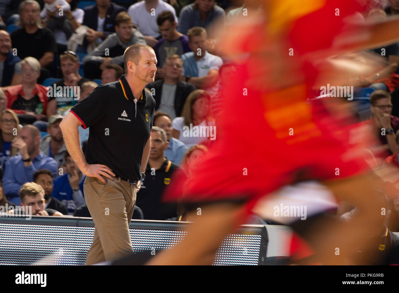 Tallinn, Estonie. 13 Sep, 2018. 13 septembre 2018, l'Estonie, Tallinn : Basket-ball : l'Estonie, de Qualification de la Coupe du Monde contre l'Allemagne, l'Europe, Rond 2, Groupe G, Journée 1. L'entraîneur de l'Allemagne Henrik Roedl suit le jeu. Raigo Pajula Crédit :/dpa/Alamy Live News Banque D'Images