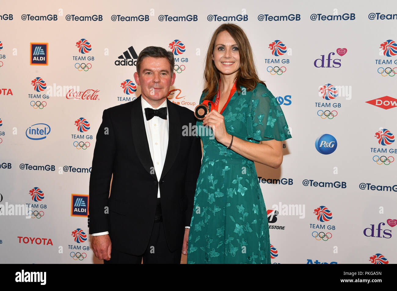 Londres, Royaume-Uni. 13 septembre 2018. Kelly Sotherton après avoir été présenté avec son retard de 2008 médaille de bronze de l'heptathlon à Beijing par le président de l'Association olympique britannique Sir Hugh Robertson, au cours de l'équipe Go Ball 2018 à la Royal Horticultural Halls le Jeudi, Septembre 13, 2018, Londres, en Angleterre. Credit : Taka Wu/Alamy Live News Banque D'Images