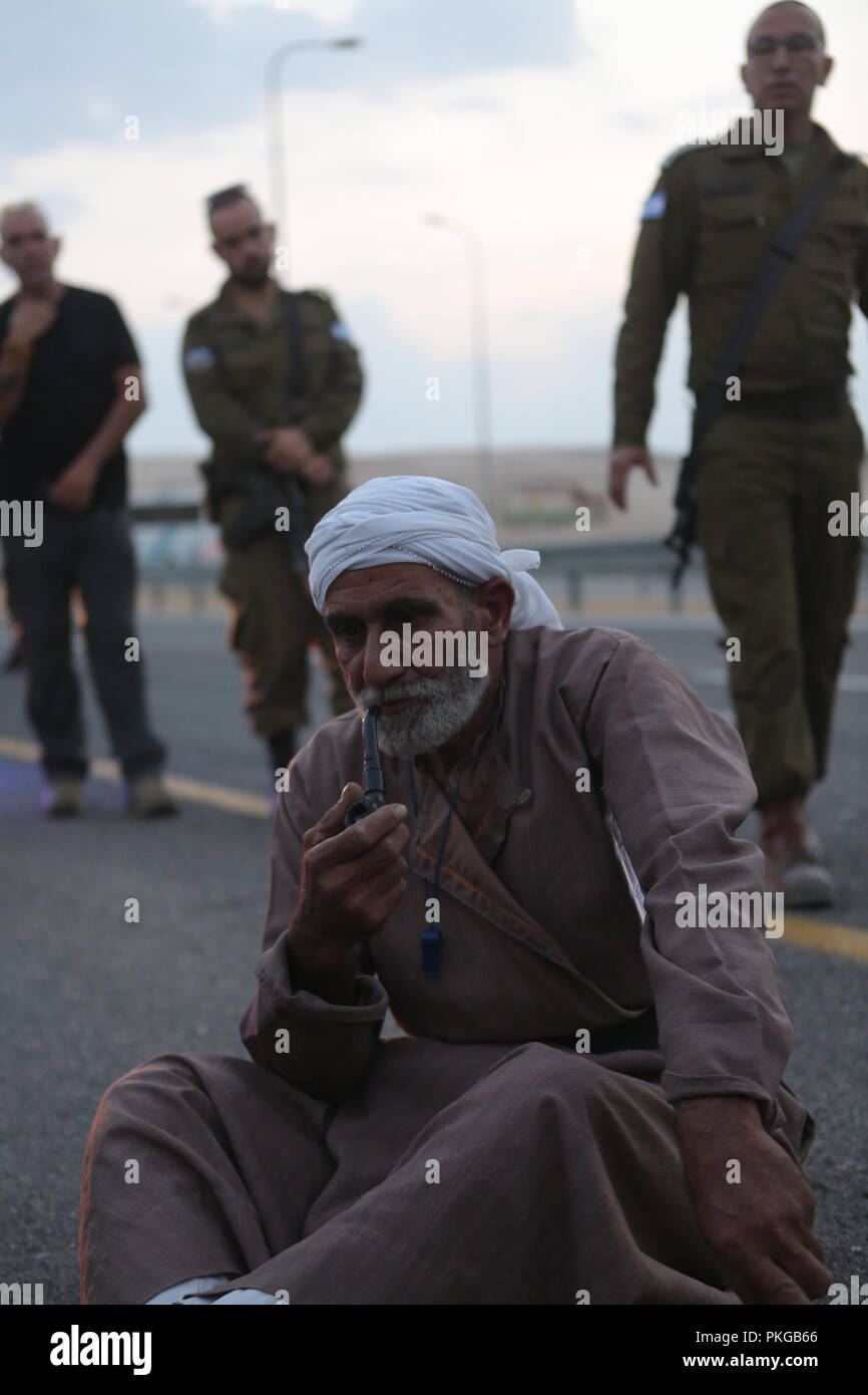13 septembre 2018 - Khan Al-Ahmar, Cisjordanie - les forces israéliennes montent la garde comme l'armée israélienne déposer des baraques construites par des militants palestiniens pour protester contre le plan d'Israël de démolir le village bédouin palestinien de Khan al-Ahmar, dans la région de Khan al-Ahmar, en Cisjordanie occupée, le 13 septembre 2018 Crédit : Shadi Hatem/APA/Images/fil ZUMA Alamy Live News Banque D'Images