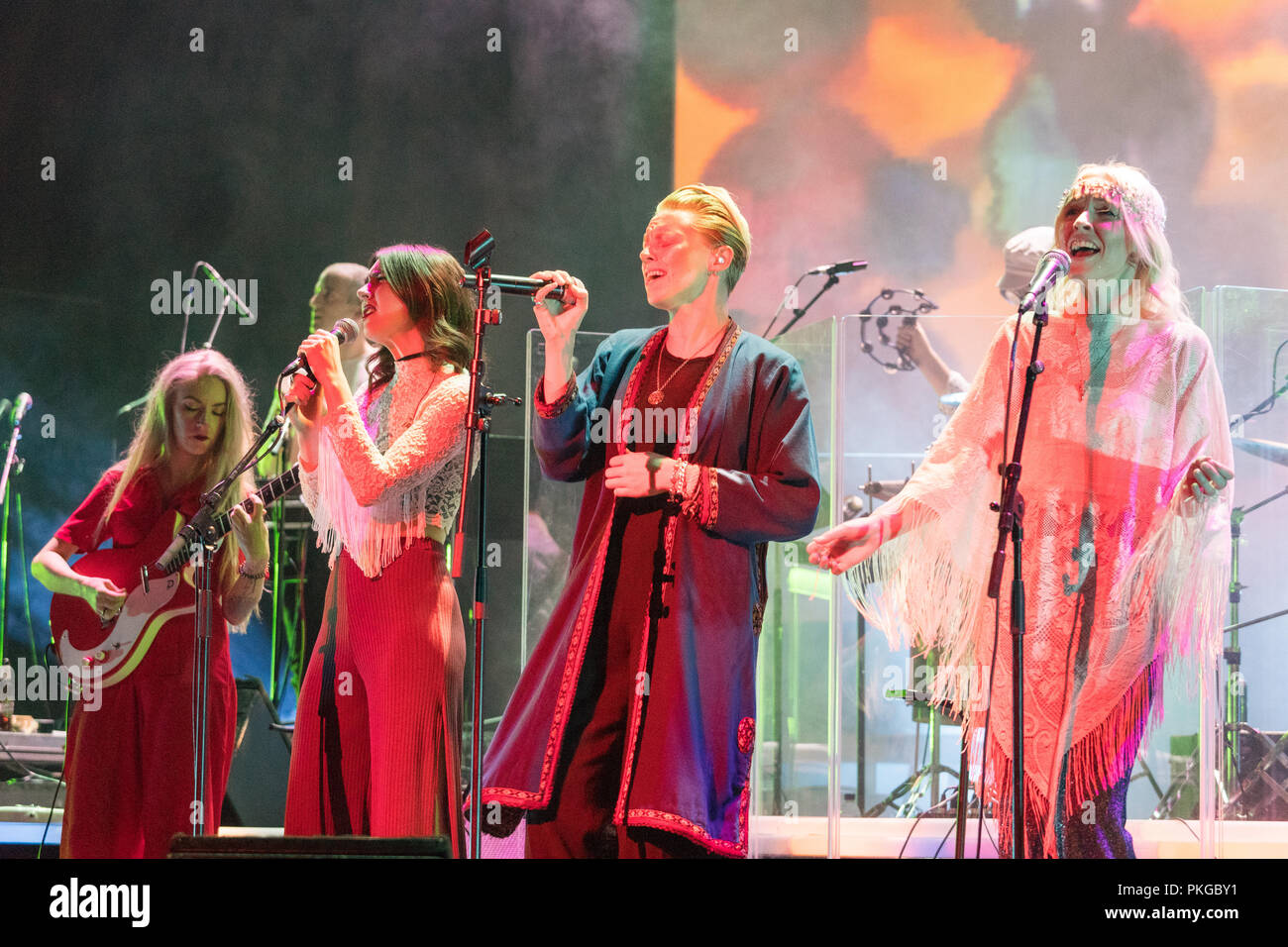 Southbank, Londres, Royaume-Uni. 13Th Sep 2018. La Roux jouant avec Whyte chevaux sur scène à la salle des fêtes, Southbank, à Londres. Date de la photo : Le jeudi, 13 Septembre, 2018. Photo : Roger Garfield/Alamy Crédit : Roger Garfield/Alamy Live News Banque D'Images