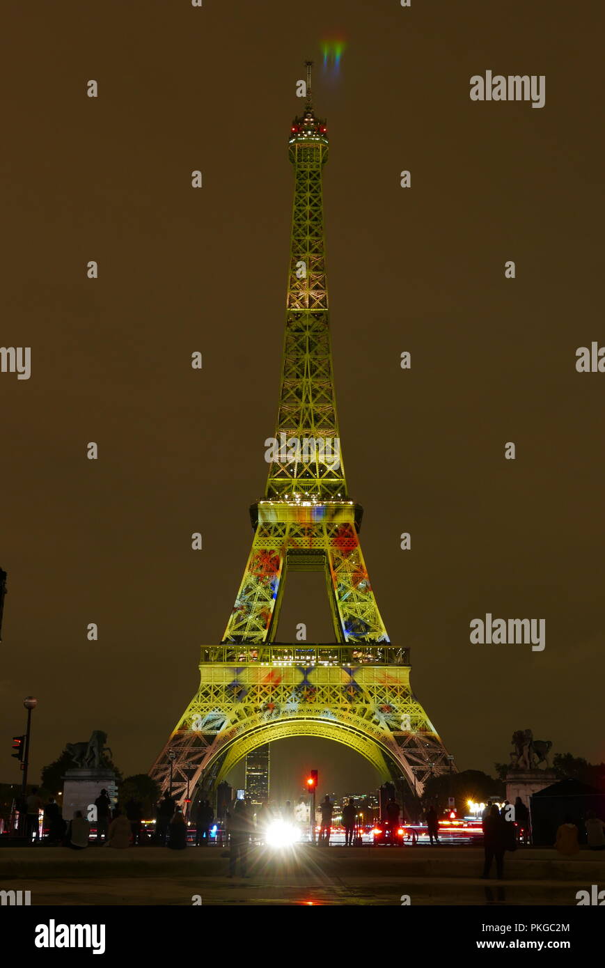 Paris, France. 13Th Sep 2018. World Tour Eiffel illuminée par la lumière au Japonais Japonismes 2018. Un spectacle son et lumière par les 2 artistes japonais Motoko Ishii et Akori-Lisa Ishii.13.09.2018. Paris, France. Crédit : Michael Scheja/Alamy Live News Banque D'Images