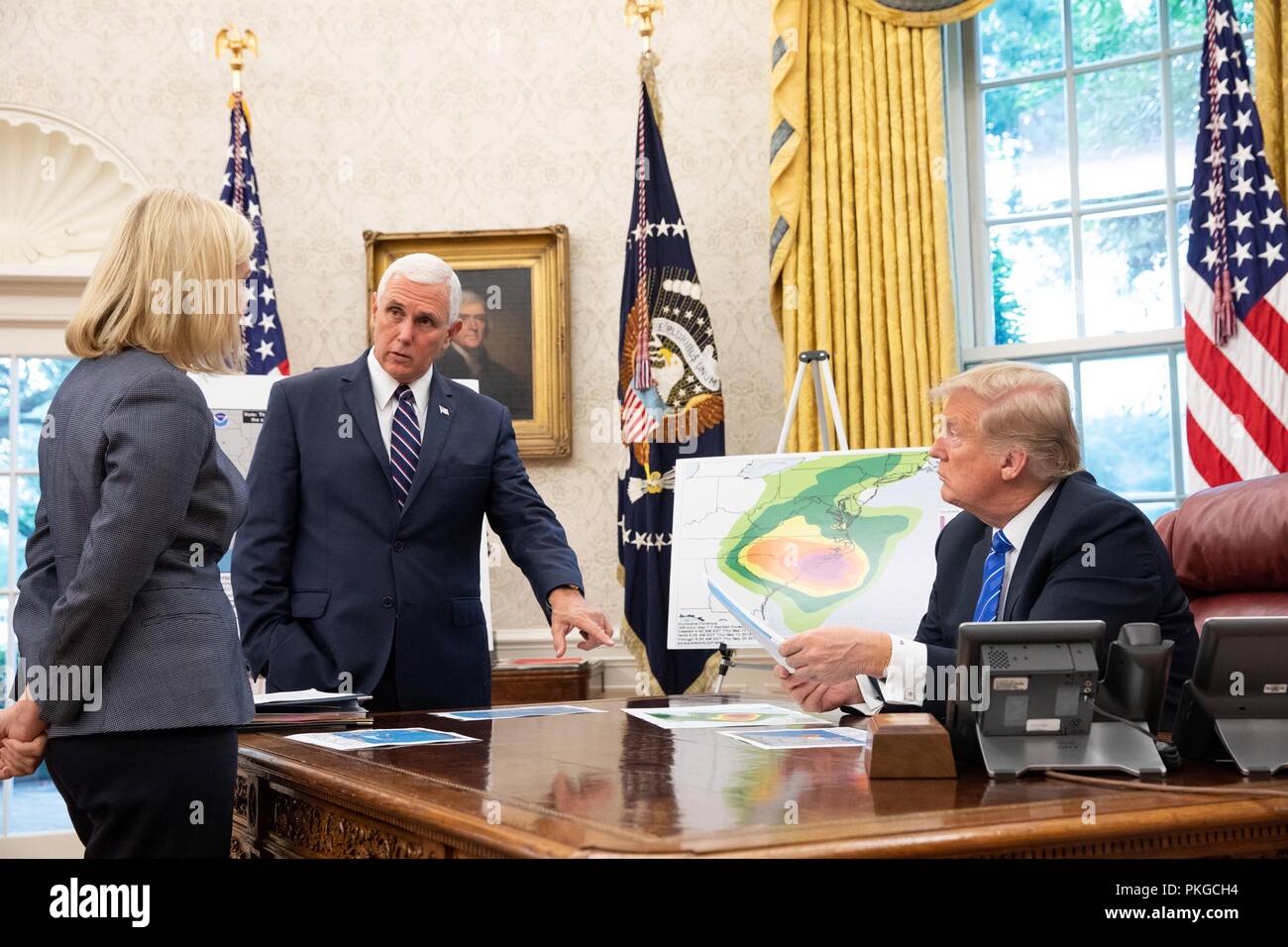 Président américain Donald Trump et le Vice-président Mike Pence sont informés sur l'ouragan Florence par le Secrétaire à la sécurité intérieure, Kirstjen Nielsen dans le bureau ovale de la Maison Blanche le 13 septembre 2018 à Washington, DC. Banque D'Images