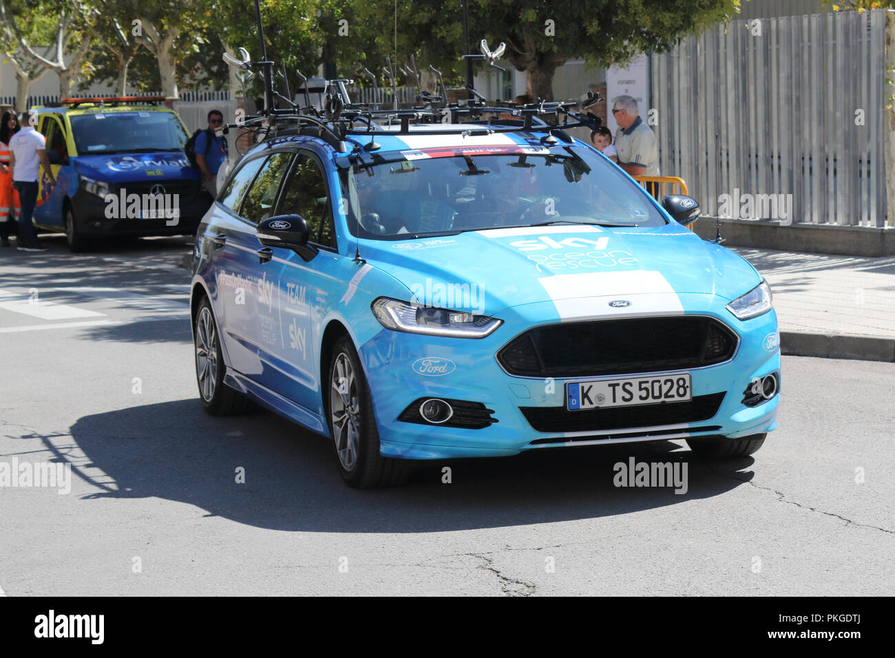 Ejea de los Caballeros, en Espagne. 13 Sep, 2018. L'équipe TEAM SKY wagons en mouvement sur la route des le début de la Vuelta dans un défilé. Isacco Coccato/Alamy Live News Banque D'Images