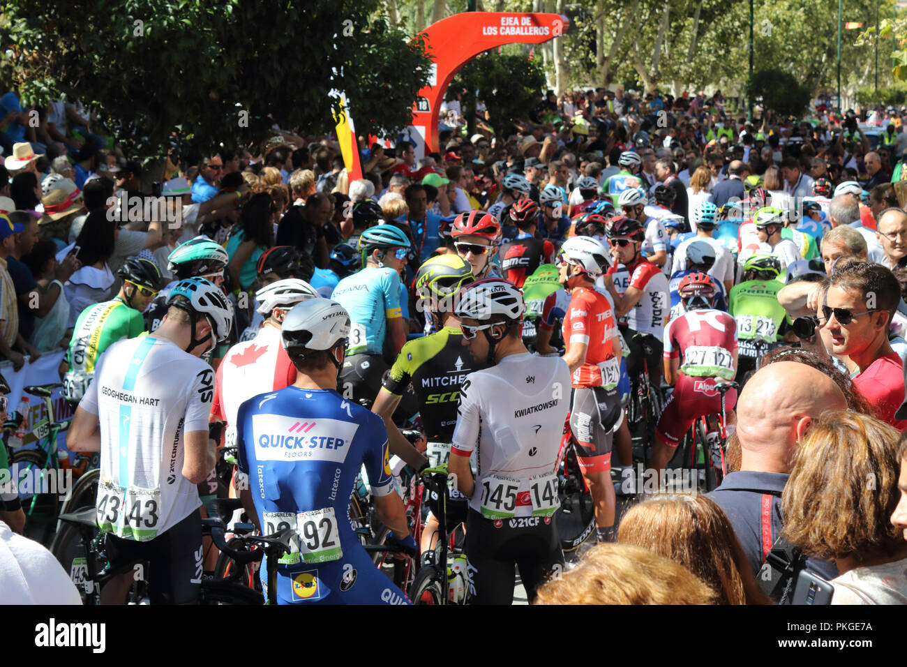 Ejea de los Caballeros, en Espagne. 13 Sep, 2018. Les cyclistes au début juste avant le début de la Vuelta de España, l'étape 18. Isacco Coccato/Alamy Live News Banque D'Images