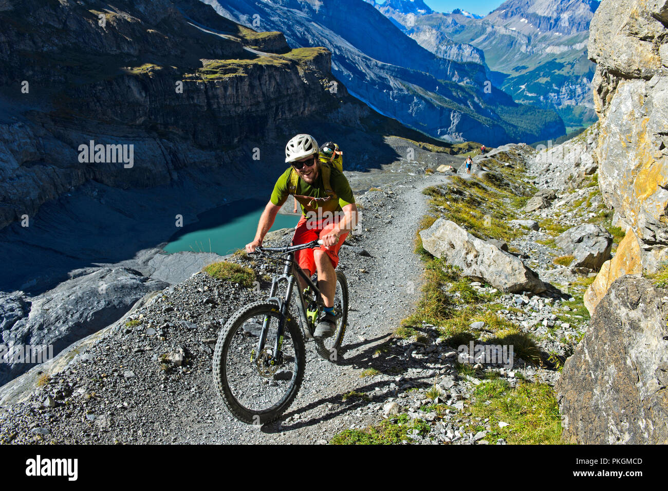 Un coureur de vélo de montagne sur une voie unique sur la moraine latérale du glacier Blüemlisalpgletscher, Kandersteg, Suisse Banque D'Images