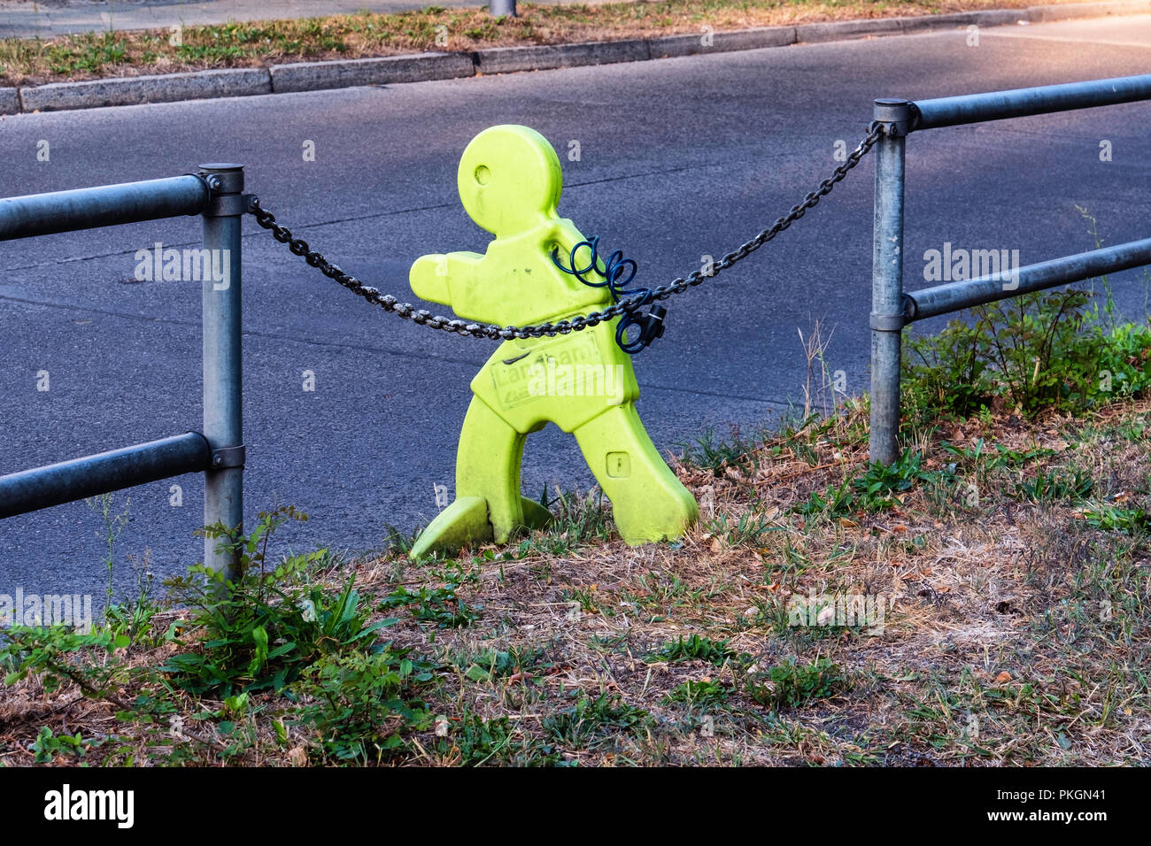 Berlin, Dahlem. Passage piéton en dehors de l'école vert petit figure met en garde les automobilistes à ralentir pour permettre aux enfants de traverser la route Banque D'Images