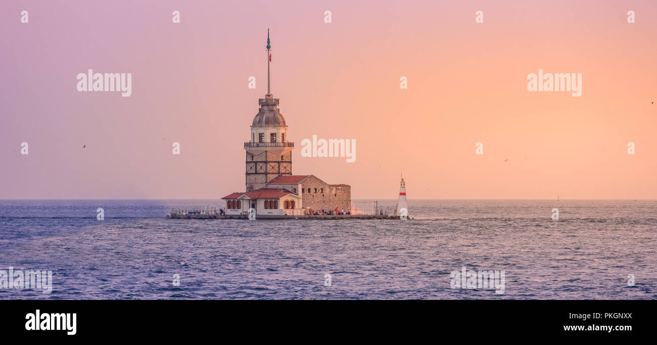 Tour de la jeune fille (également connu sous le nom de la tour de Léandre ou Kiz Kulesi) sur le Bosphore à Istanbul au coucher du soleil , Turquie Banque D'Images