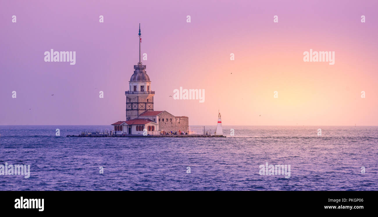 Tour de la jeune fille (également connu sous le nom de la tour de Léandre ou Kiz Kulesi) sur le Bosphore à Istanbul au coucher du soleil , Turquie Banque D'Images
