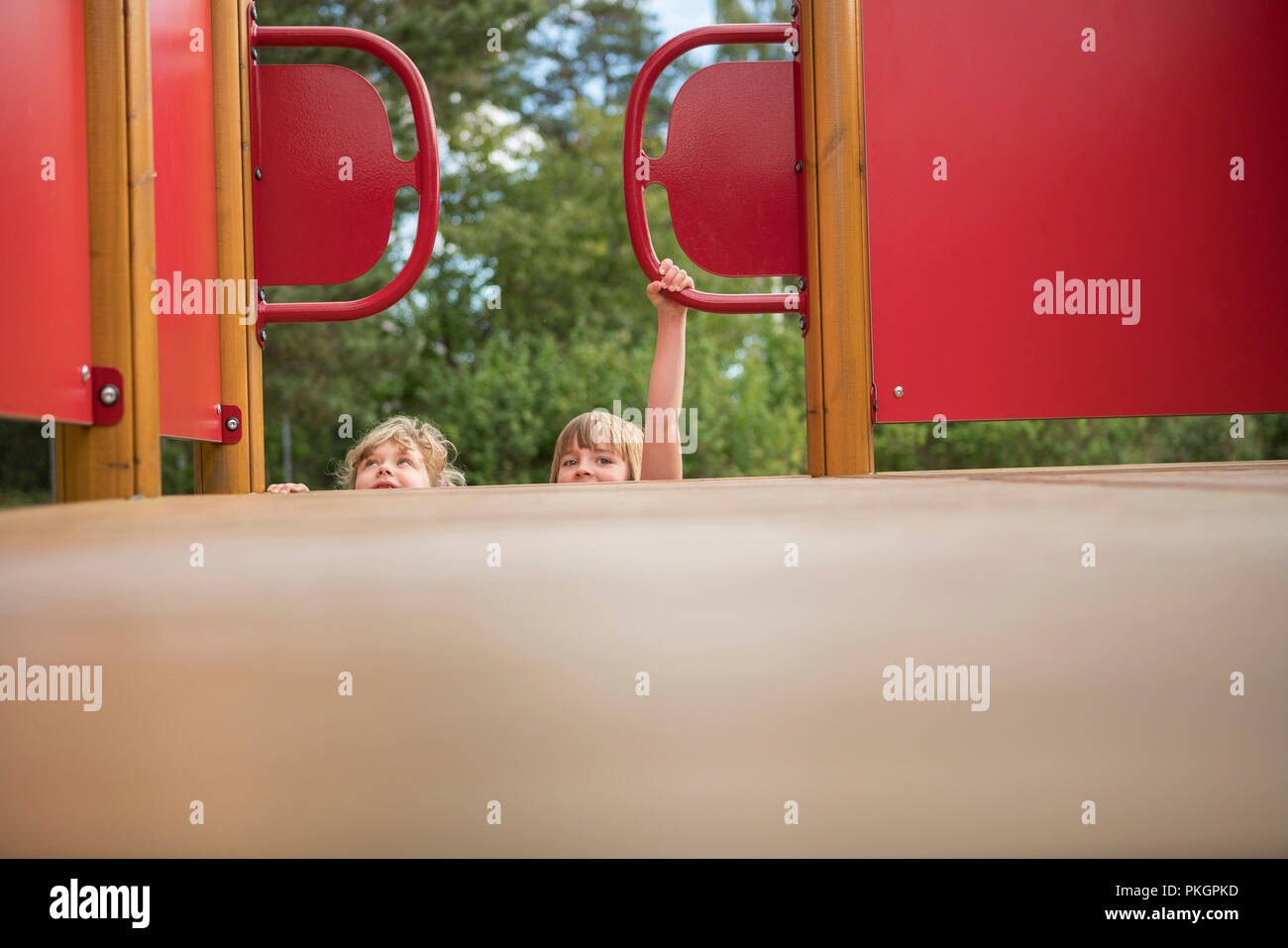 Deux jeunes filles s'amuser et jouer dans une aire de jeux. Banque D'Images