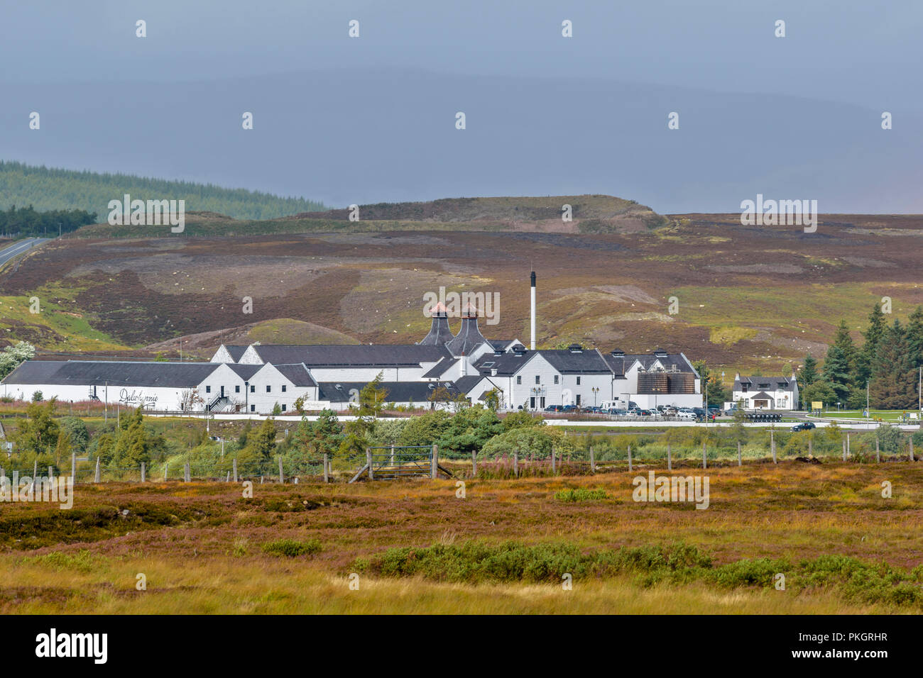 La distillerie de whisky DALWHINNIE ÉCOSSE AVEC HEATHER ET HERBES D'AUTOMNE Banque D'Images