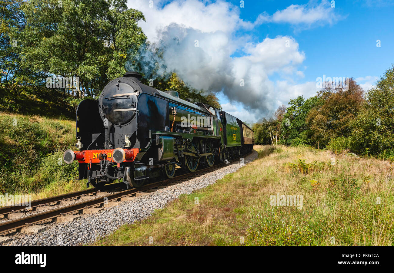 Un train à vapeur vintage charrues dans le North York Moors sur un matin d'automne près de Goathland, Yorkshire, UK. Banque D'Images