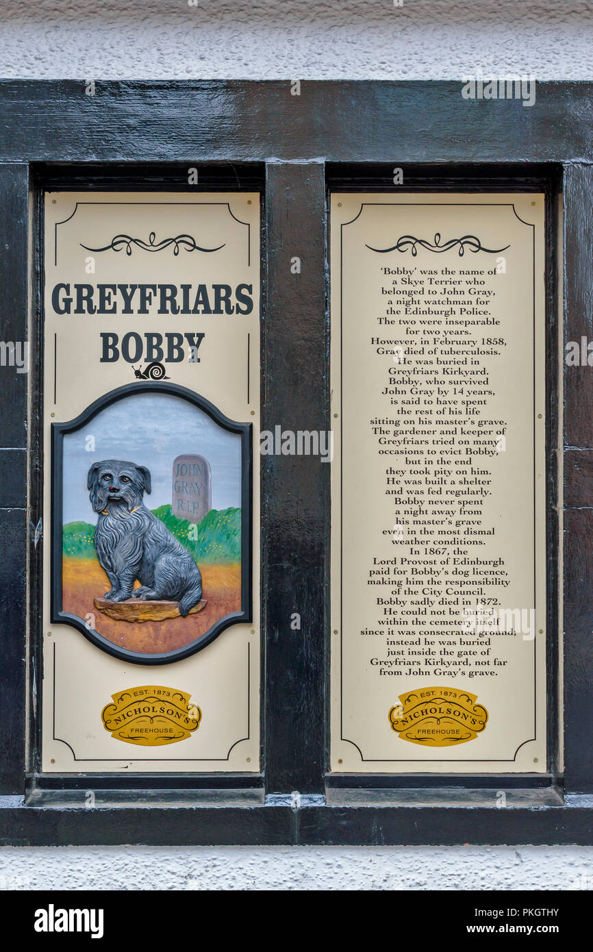 Edimbourg en Ecosse L'HISTOIRE DU CHIEN KAMPA SUR UN MUR PRÈS DE LA STATUE Banque D'Images