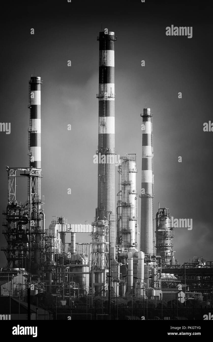 Partie d'une grande raffinerie de pétrole. Converti en noir et blanc. Banque D'Images