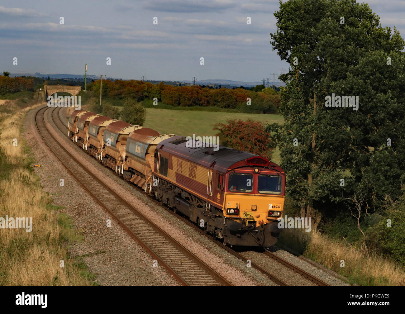 Pas de locomotive diesel DB Cargo passe 66037 Berkley près de Westbury à Somerset avec un court train de ballast sur la voie de Saltash à Cornwall. Banque D'Images