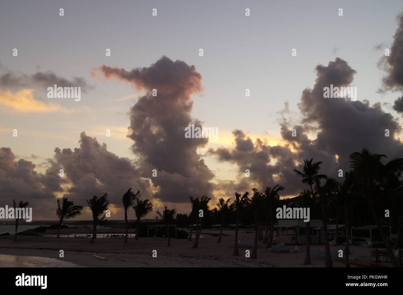 Nuages au coucher du soleil sur une plage en République Dominicaine Banque D'Images