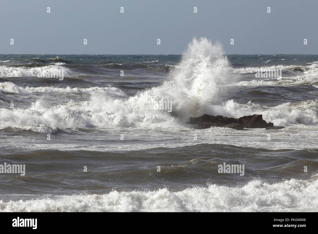 Tempête en mer dans une journée ensoleillée Banque D'Images