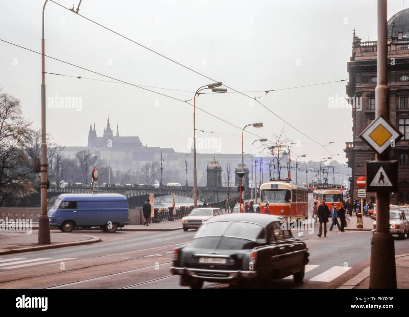 Photo d'archives originaux pris en avril 1973 sur Masarykovo nábr à Prague, en Tchécoslovaquie, aujourd'hui en République tchèque. Banque D'Images