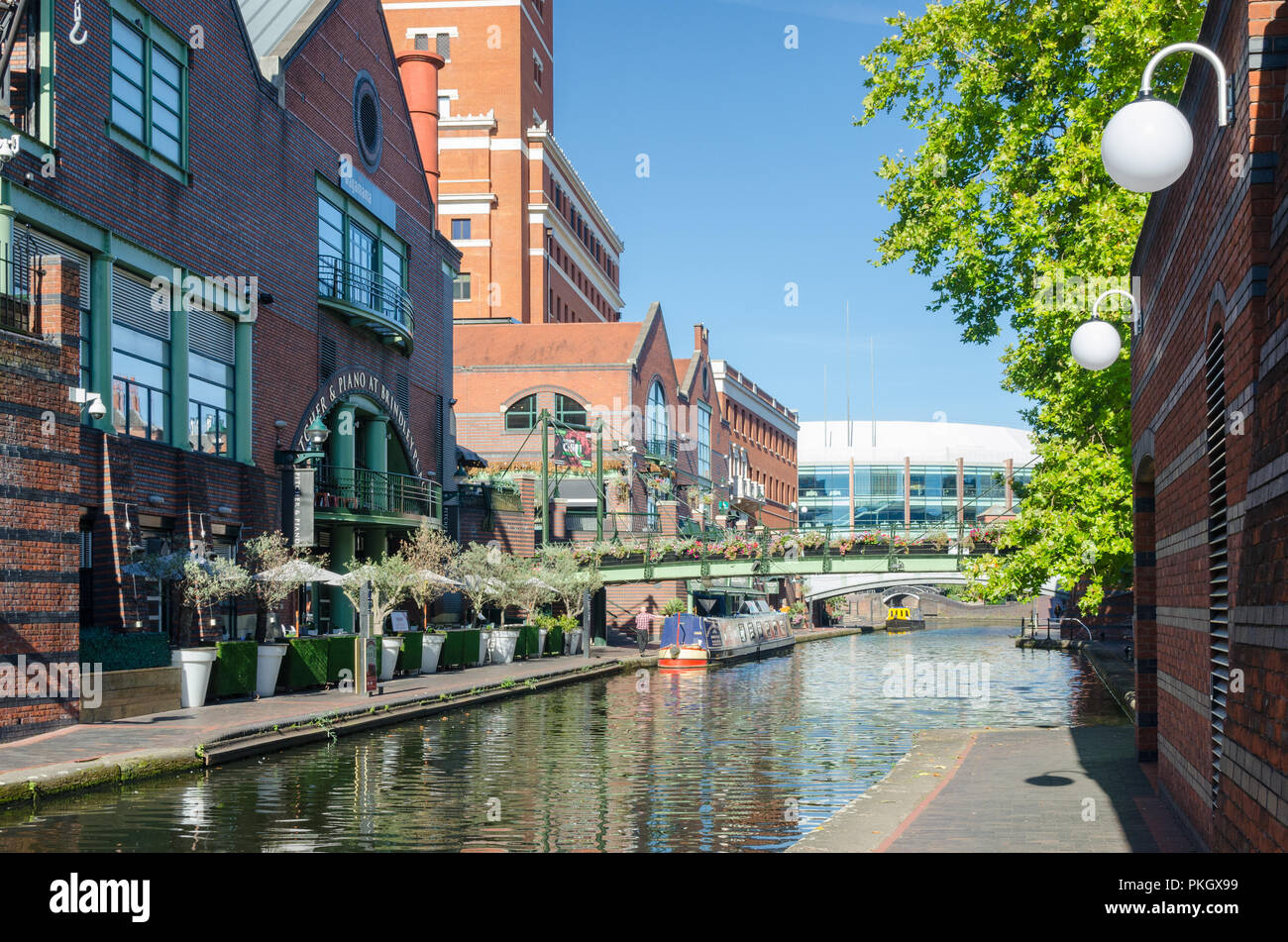 Bars et restaurants sur le côté du canal à Brindley Place, Birmingham Banque D'Images