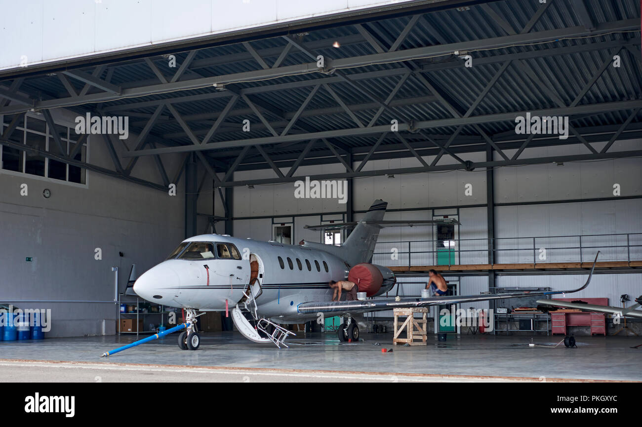 Avion est dans le hangar Banque D'Images