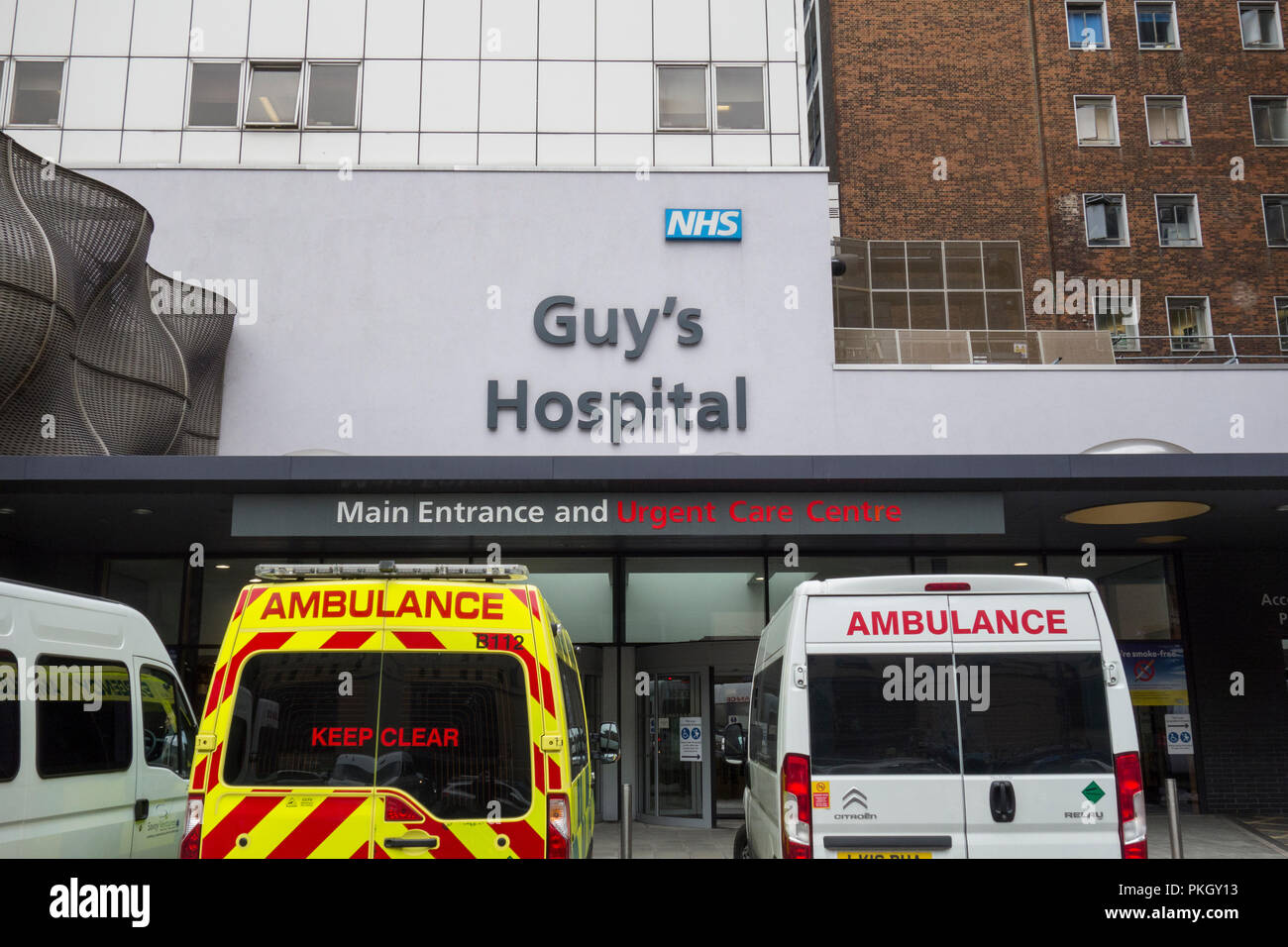 Les ambulances attendent devant Guy's Hospital, Grand Étang de labyrinthe, London, SE1, UK Banque D'Images