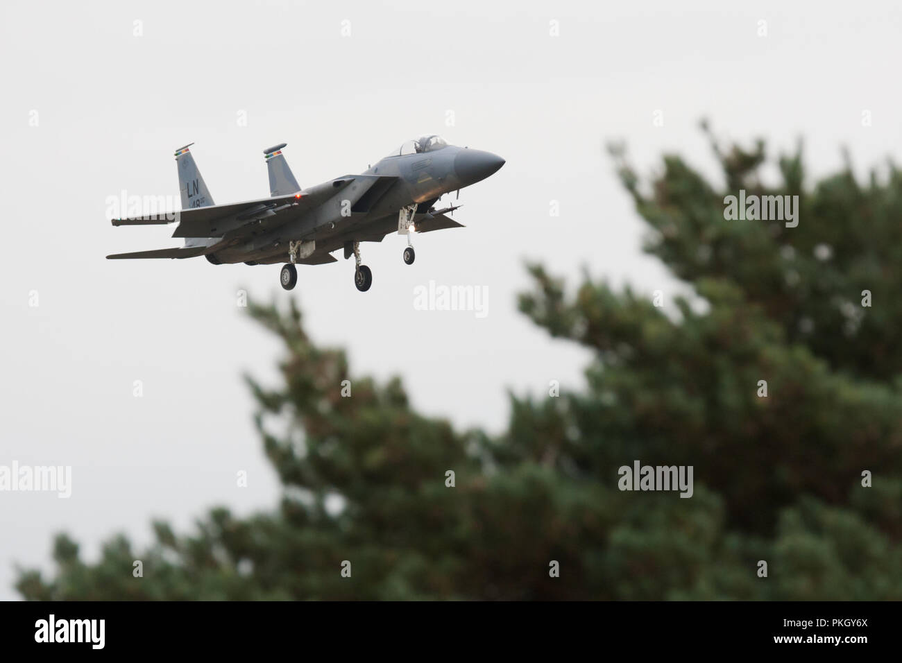 L'avion de chasse F-15 jet avion à l'atterrissage à RAF Lakenheath, Suffolk, UK. Non aiguisé Banque D'Images