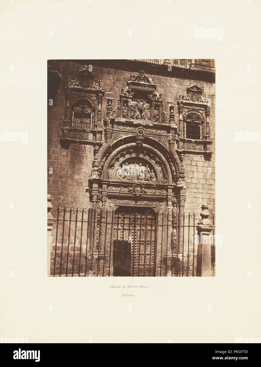 Puerta de Santa Cruz, Tolède. En date du : ch. 1860. Dimensions : image : 40,3 x 31,2 cm (15 7/8 x 12 5/16 in.) mont : 64 x 48,8 cm (25 3/16 x 19 3/16 po.). Médium : épreuve à l'albumine. Musée : National Gallery of Art, Washington DC. Auteur : Charles Clifford. Banque D'Images