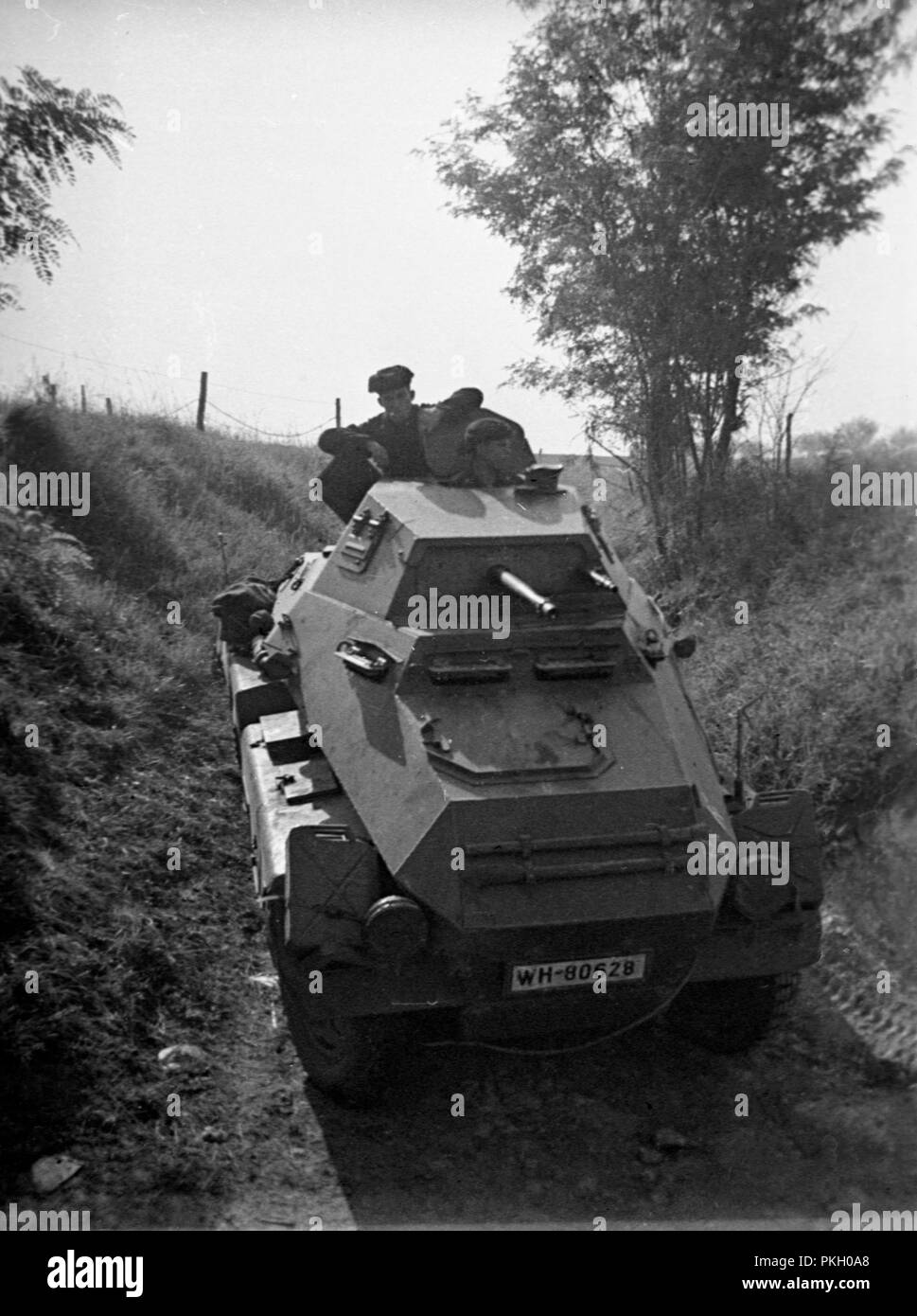ICM 35377 1/35 Voiture Blindée Allemande P204 (f) Avec Tourelle CDM - Maquette Plastique WWII