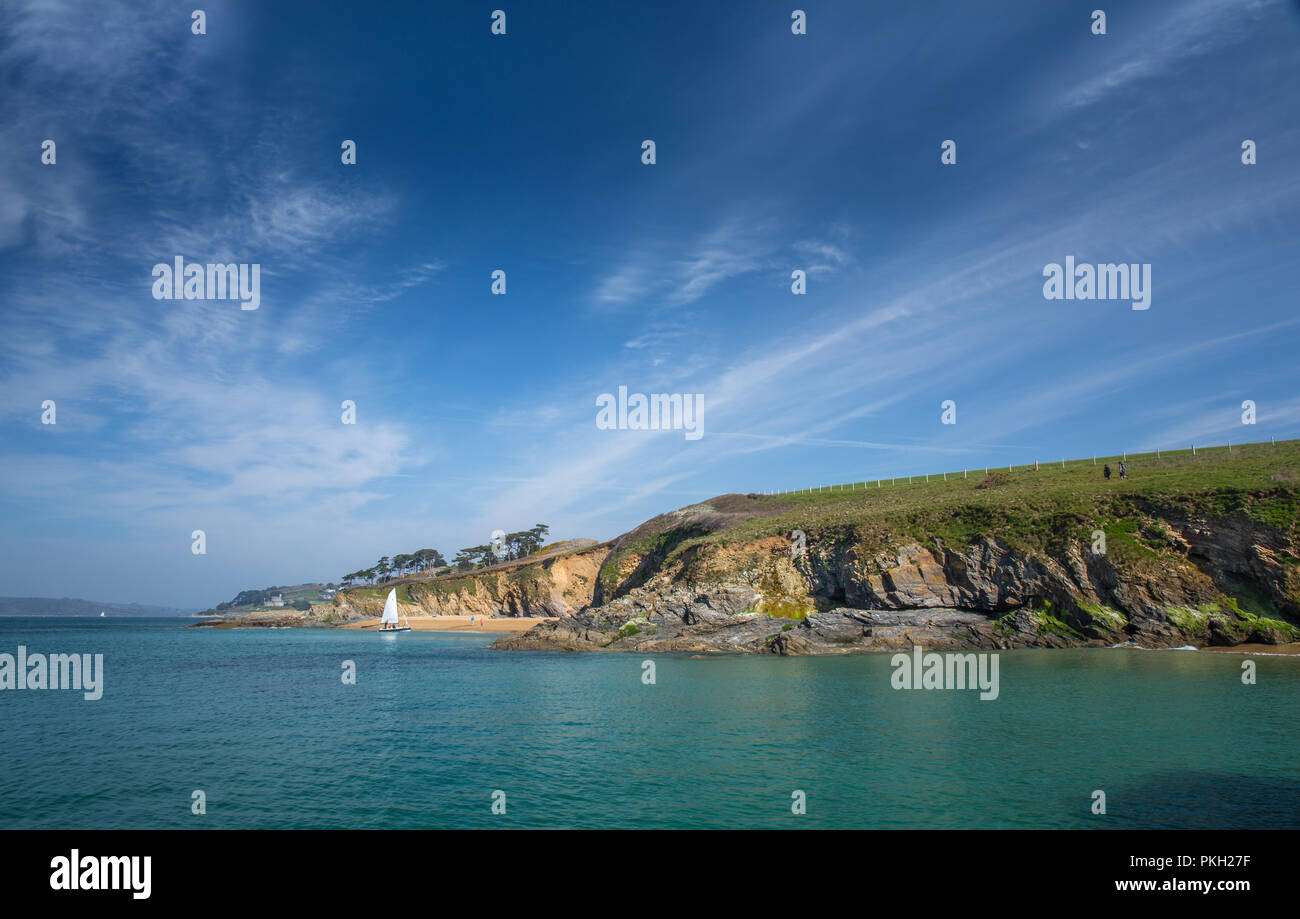 South West Coast Path, St Anthony, avec vue vers St Mawes Château, Cornwall Banque D'Images