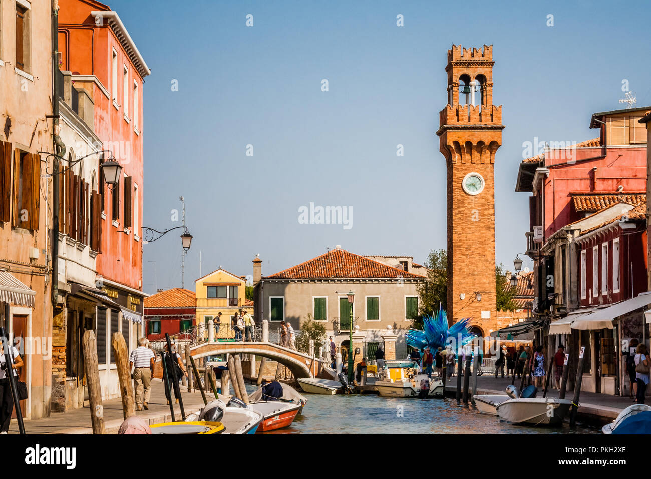 Rio del Canal Vetrai à Murano, Venise, Italie, avec le St.Stefano clocher en arrière-plan. Banque D'Images