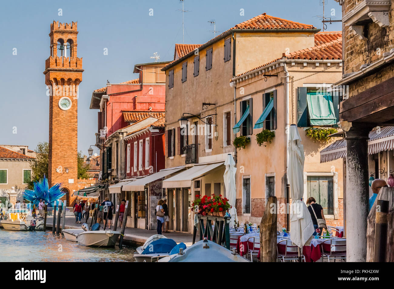 Rio del Canal Vetrai à Murano, Venise, Italie, avec le clocher St Stefano dans l'arrière-plan. Banque D'Images